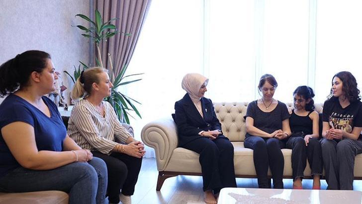 Bakan Göktaş'tan, 23 Nisan'da makamına oturan şehit kızına ziyaret