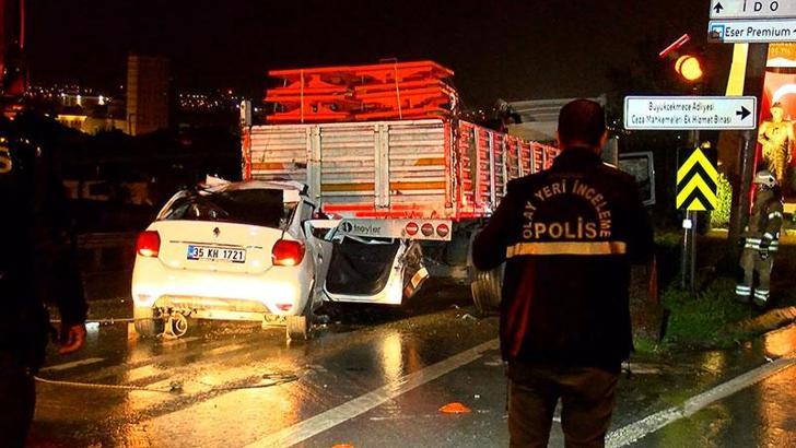 Büyükçekmece D-100'de, otomobil TIR'a arkadan çarptı: 1 ölü, 2 yaralı