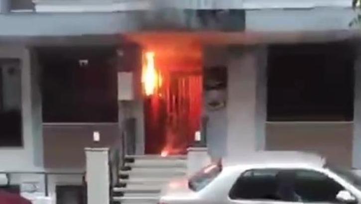 İstanbul-Avcılar’da elektrik panosundaki patlamalar kamerada