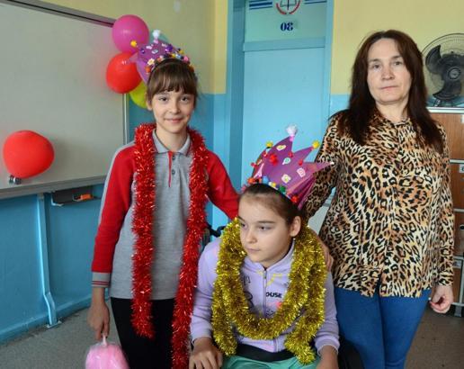 Evde eğitim gören Serebral Palsi hastası Merve’ye, ikizi Meryem’in okulunda sürpriz doğum günü