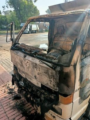 Adana'da, belediye hizmet binasına saldırı; 2 araç kundaklandı