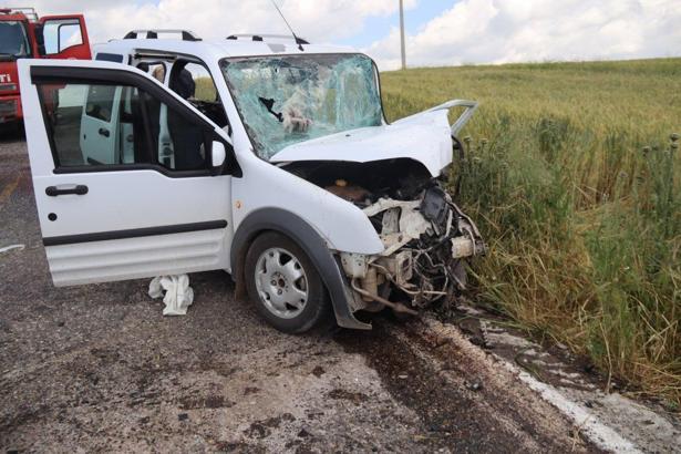 Otomobil ile hafif ticari araç çarpıştı: 1’i ağır, 2 yaralı