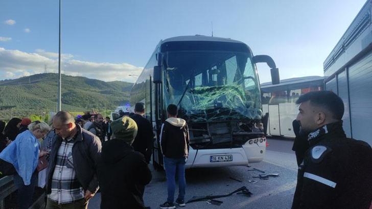 TIR'a arkadan çarpan yolcu otobüsünün sürücüsü sıkıştı; 38 yolcu kazayı yara almadan atlattı