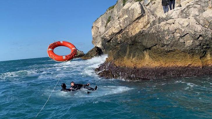 Kayalıklarda mahsur kalan amatör balıkçıyı sahil güvenlik kurtardı