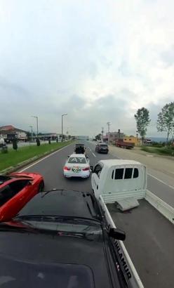 Gelin arabasının arkasına geçmek isteyen sürücüleri engelleyip, cipiyle kamyonete çarptı