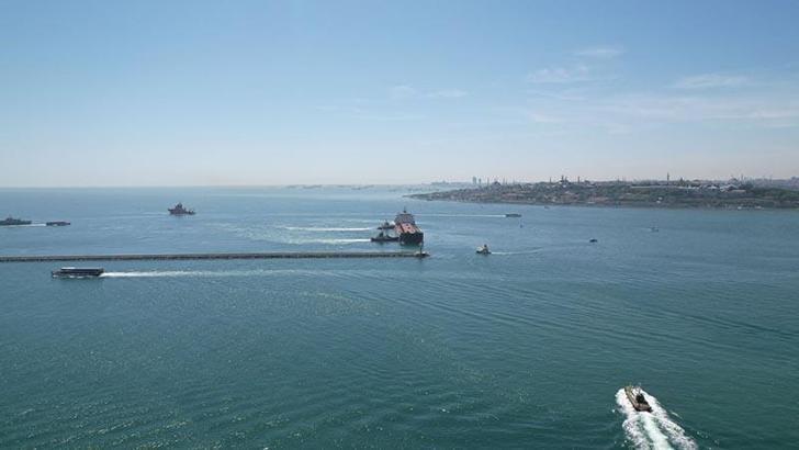 Haydarpaşa açıklarında karaya oturan yük gemisi kurtarıldı