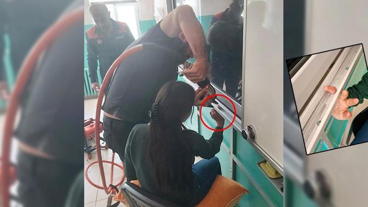 Parmağı akıllı tahtaya sıkıştı