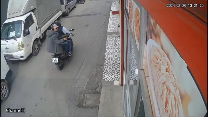 İstanbul-Kartal'da haraç vermeyen iş yerine yapılan silahlı saldırı güvenlik kamerasına yansıdı