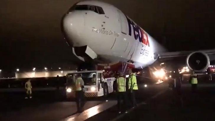 İstanbul Havalimanı'nda gövdesi üzerine inen uçak kaldırıldı