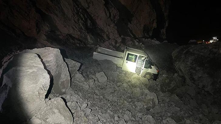 Hakkari-Çukurca kara yolunda heyelan; kamyonet kayalar arasında kaldı