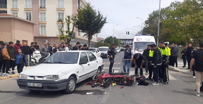 Motosikletle bisiklet çarpıştı: 1'i ağır, 3 öğrenci yaralı