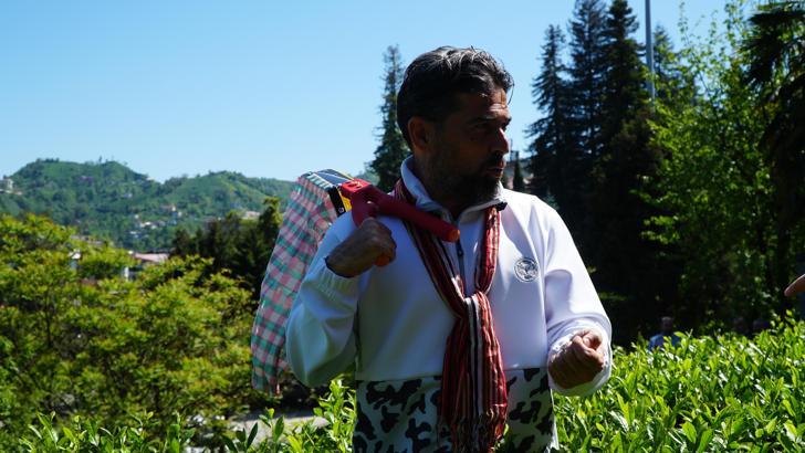 Çaykur Rizespor Teknik Direktörü İlhan Palut çay hasadında