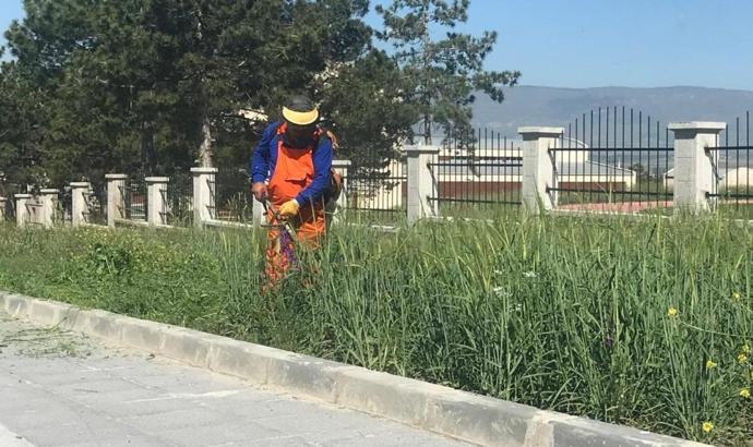 Çorum Belediyesi 'Çevre Yolu Bulvarı'nı temizledi
