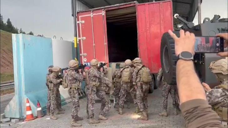 TIR’da uyuşturucu ile 17 kaçak göçmen yakalandı; şoför tutuklandı