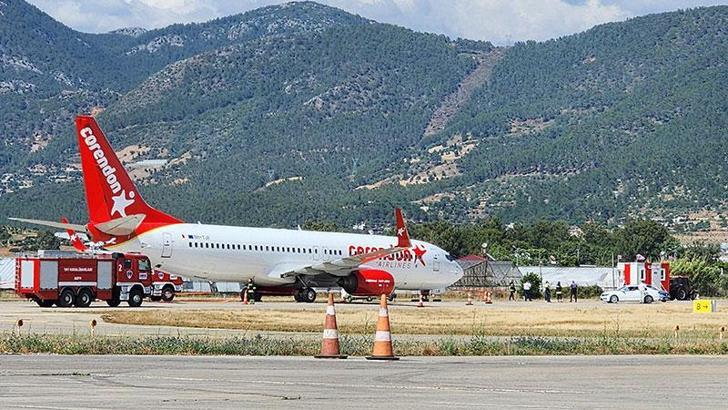 Ön lastiği patlayan uçak, park yerine çekildi; pist uçuşa açıldı