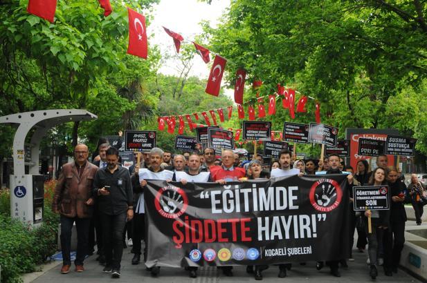 Kocaeli'de öğretmenler, yürüyüş yapıp meslektaşlarının öldürülmesine tepki gösterdi
