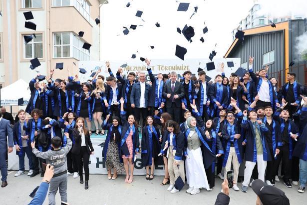 Sultangazi Belediyesi ilçedeki tüm liselerde mezuniyet töreni düzenliyor
