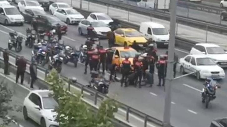 Zeytinburnu'nda motosikletli polis ekibi taksiye çarptı: 2 polis yaralı