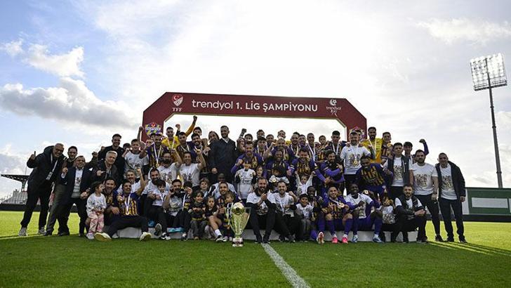 Eyüpspor şampiyonluk kupasını kaldırdı