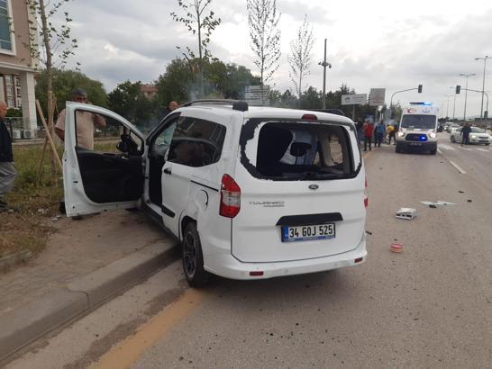 Ankara’da kaza yapan araçlardan biri alev aldı: 2 yaralı