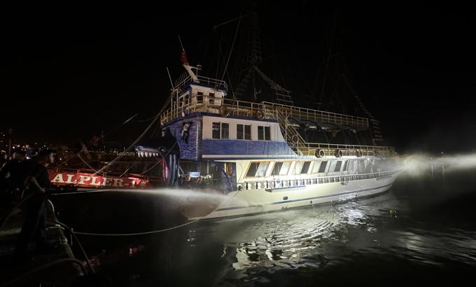 Alanya'da gezi teknesinde çıkan yangında 2 kişi dumandan etkilendi