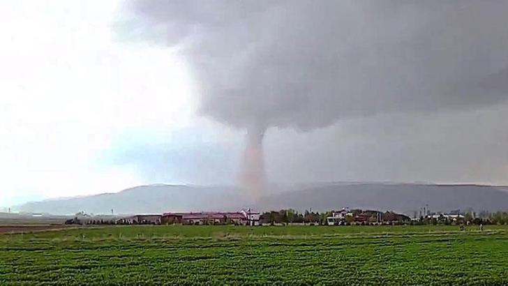Erzurum'da hortum; seralar zarar gördü, çatılar uçtu