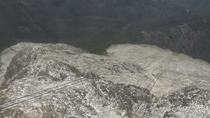 Kemer’in yüksek kesimlerine kar yağdı