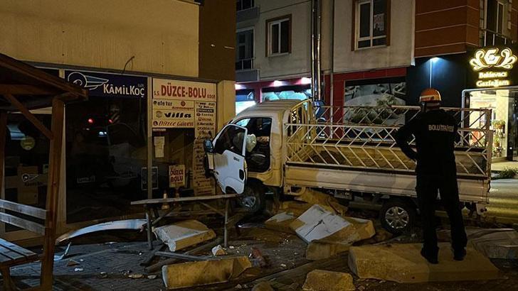 Virajı alamayan kamyonet dükkana çarptı