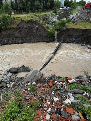 Erozyonun ardından doğalgaz boru hattı açığa çıktı
