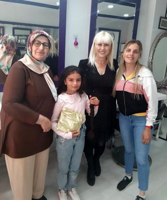 Saçlarını kanser hastalarına bağışladı