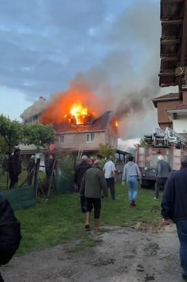 İki katlı ev yanarak kullanılamaz hale geldi