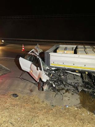 Emniyet şeridinde park halindeki TIR'a çarpan otomobilin sürücüsü öldü