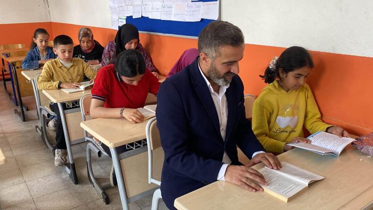 Lise öğrencilerinden, köy okulundaki öğrencilere kitap ve kırtasiye yardımı