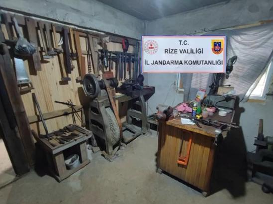 Rize'de kaçak silah atölyesine baskın kamerada
