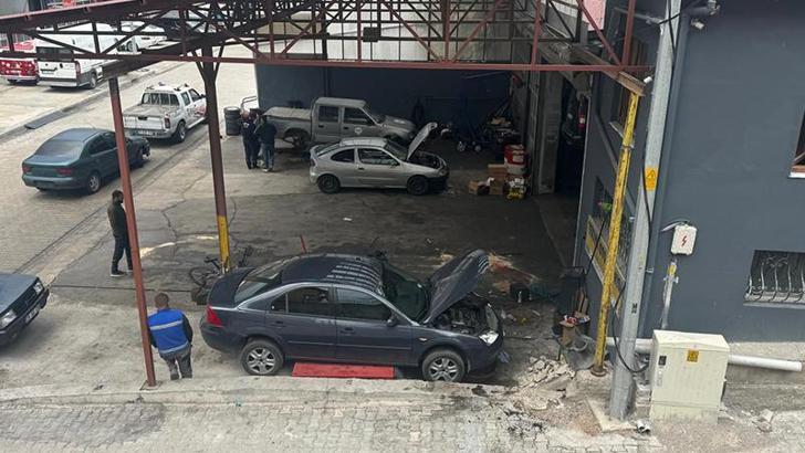 Tabela ölçüsü alırken çatıdan düşen işçi ağır yaralandı