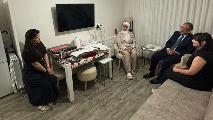 Bakan Özhaseki, depremzede Aylin'i ziyaret etti