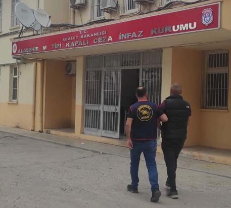 Manisa'da 15 yıl hapisle aranan FETÖ/PDY üyesi yakalandı