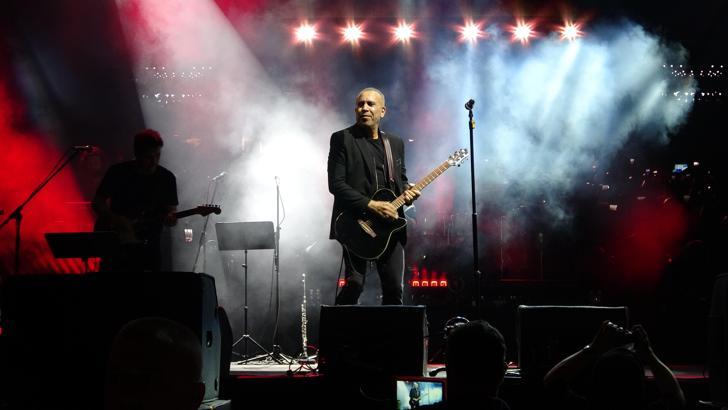 19 Mayıs Atatürk'ü Anma, Gençlik ve Spor Bayramı'nda Bursa'da konser veren Haluk Levent, sevenlerini coşturdu