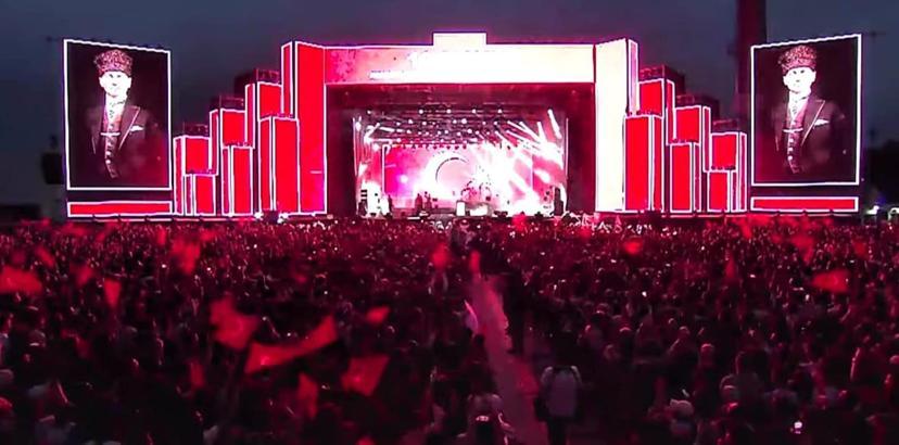 Ankara'da '19 Mayıs' coşkusu; Mor ve Ötesi konser verdi