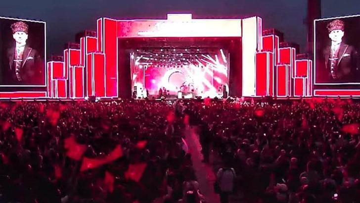 Ankara'da '19 Mayıs' coşkusu; Mor ve Ötesi konser verdi