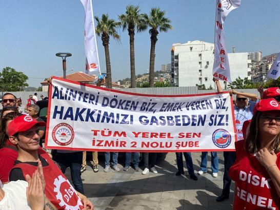 Bayraklı Belediyesi'nde işçilerden yol kapatma eylemi