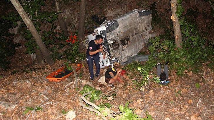 Polisten kaçan sürücünün otomobili 100 metrelik uçuruma yuvarlandı: 3 yaralı