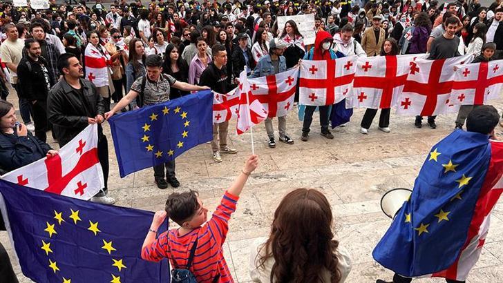 Gürcistan istikrarsızlığa sürükleniyor endişesi