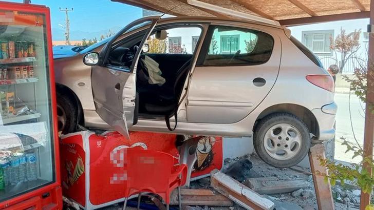 Kaldırıma çarpan otomobil, marketin önündeki dondurma dolabının üzerine çıktı