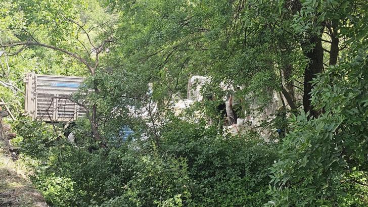 Un yüklü kamyon Çoruh Nehri'ne uçtu: 1 ölü, 2 yaralı