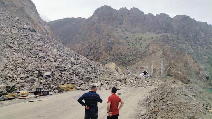 Artvin- Erzurum kara yolu heyelan nedeniyle kapandı