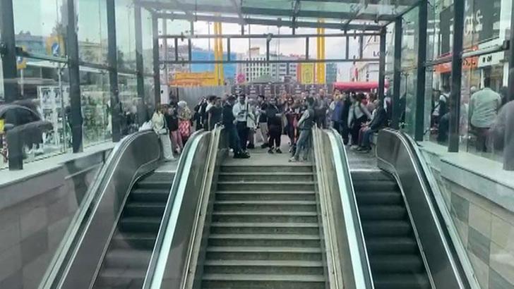 Şişli-Mecidiyeköy Metro İstasyonu'nda intihar girişimi: Seferler aksıyor