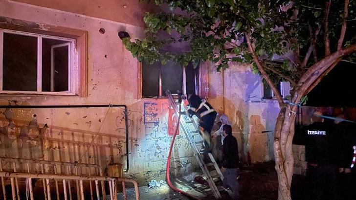 Dini nikahlı eşiyle tartışıp evi ateşe veren kişi, alevlerin arasında kalıp ağır yaralandı