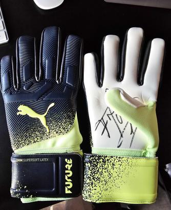 Muslera taraftarlara imzalı eldiven hediye edecek