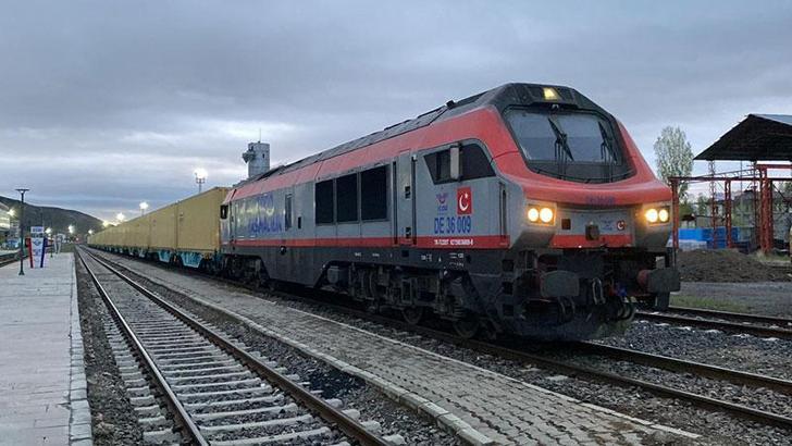 Bakü- Tiflis- Kars Demiryolu Hattı’nda yük taşımacılığı yeniden başladı